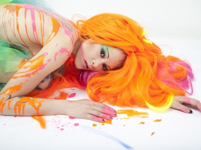 Девушка в красках с оранжевыми волосами
