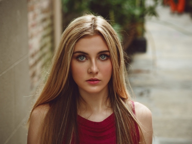 Блондинка с зелеными глазами идет по улице