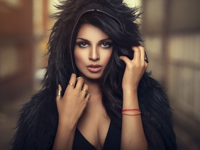 Брюнетка в черной меховой накидке