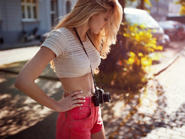 Фотоаппарат на животе блондинки