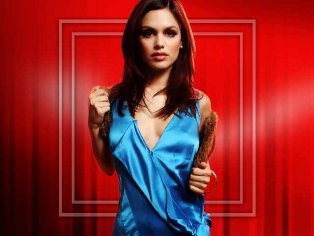 Знаменитая актриса Рэйчел Билсон на красном фоне