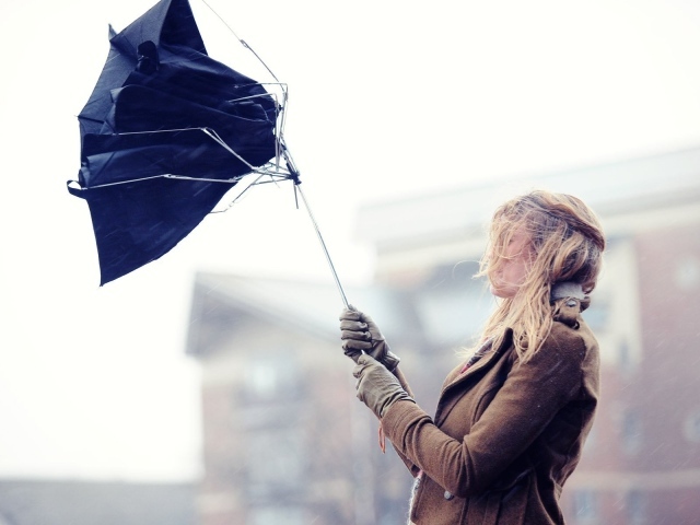 У девушки сломался зонт под напором ветра
