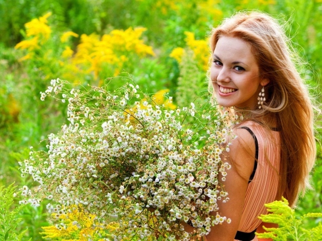 Девушка собрала букет полевых ромашек