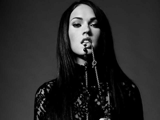 Девушка держит в зубах украшение