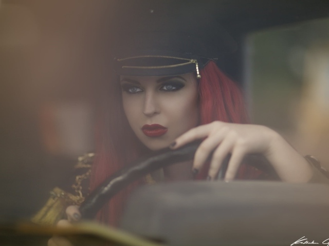 Девушка в фуражке за рулем