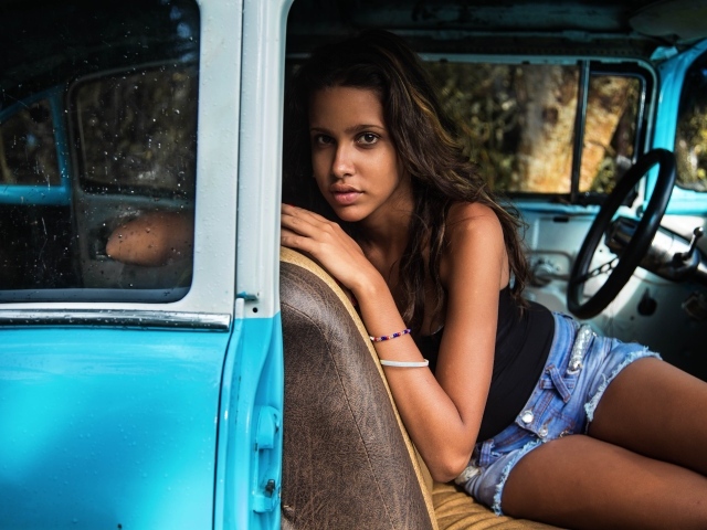 Девушка в автомобиле на Кубе