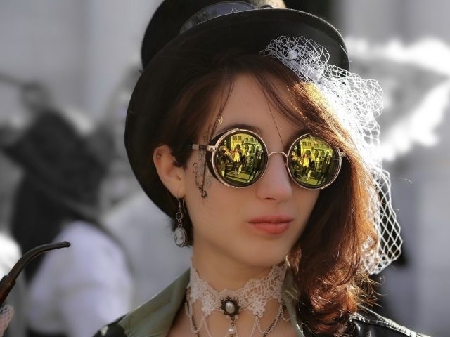 Девушка в шляпке и очках в стиле стимпанк