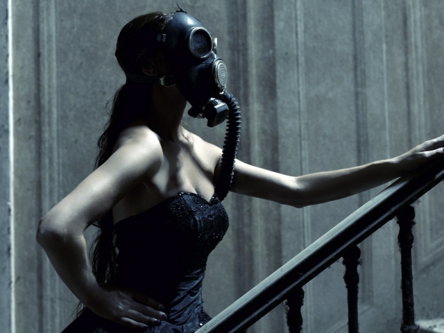 Девушка в маске поднимается по лестнице