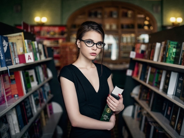 Девушка в очках с книгой