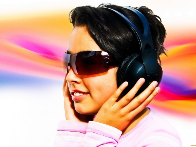 Девушка в темных очках и черных наушниках