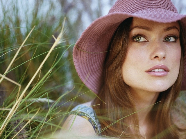 Девушка в розовой шляпе Оливия Уайдли