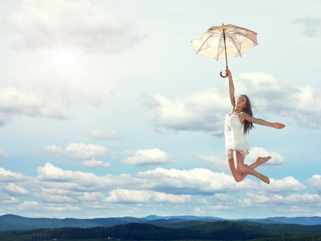 Девушка в небе со светлым зонтом