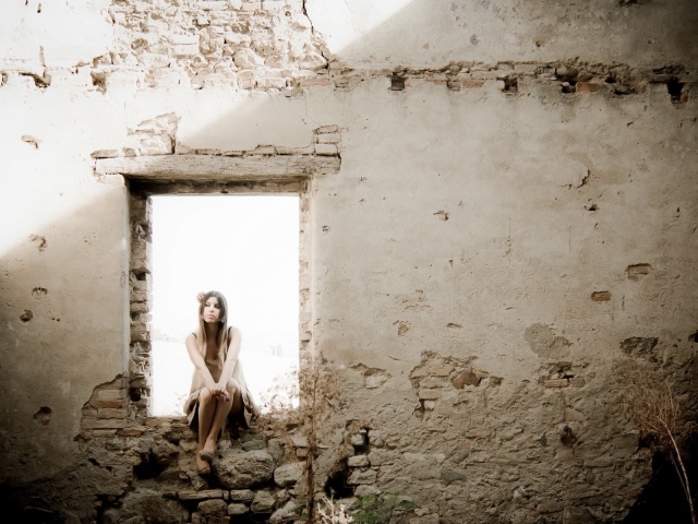 Девушка на окне в руинах