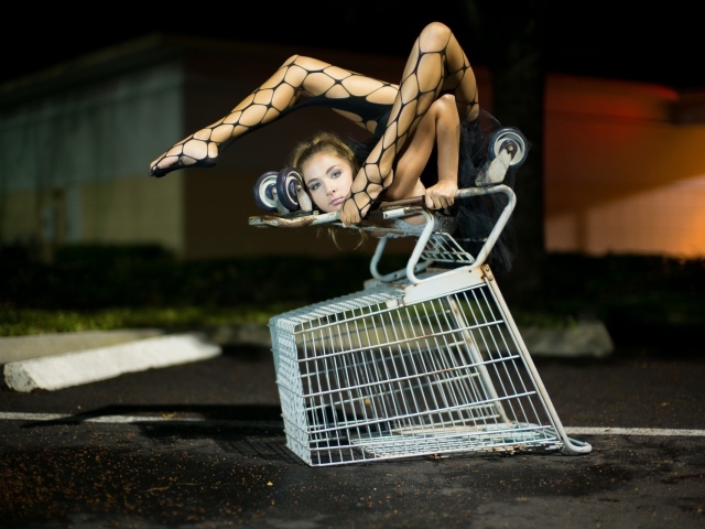 Девушка занимается йогой на корзинке из супермаркета