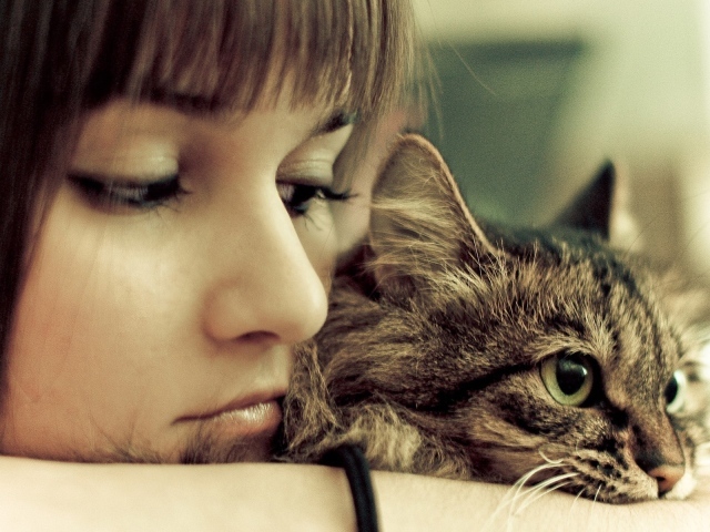 Девушка грустит со своим котом