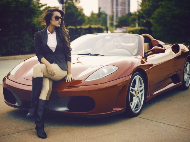 Девушка на капоте коричневого Ferrari кабриолет