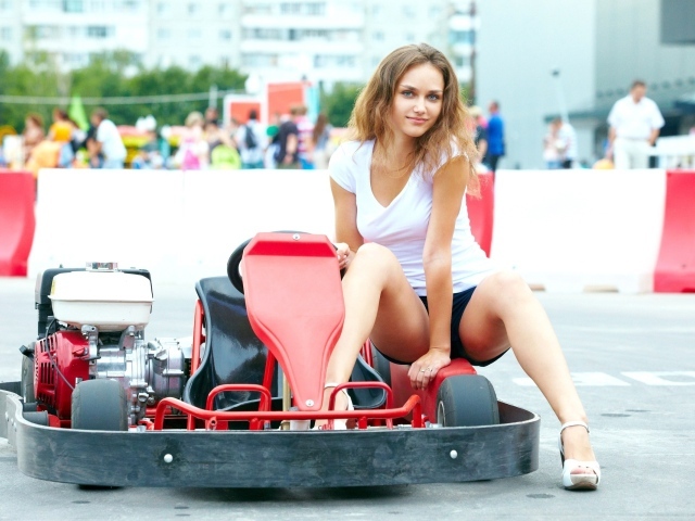 Девушка на картинге