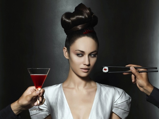 Девушку угощают вином и суши