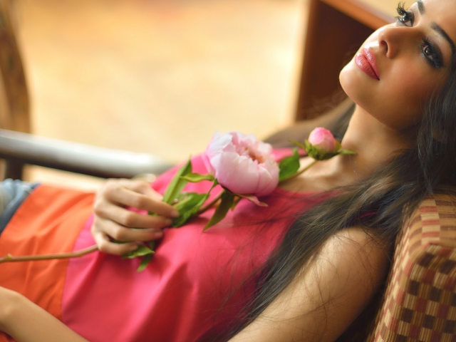 Девушка лежит с цветком на груди