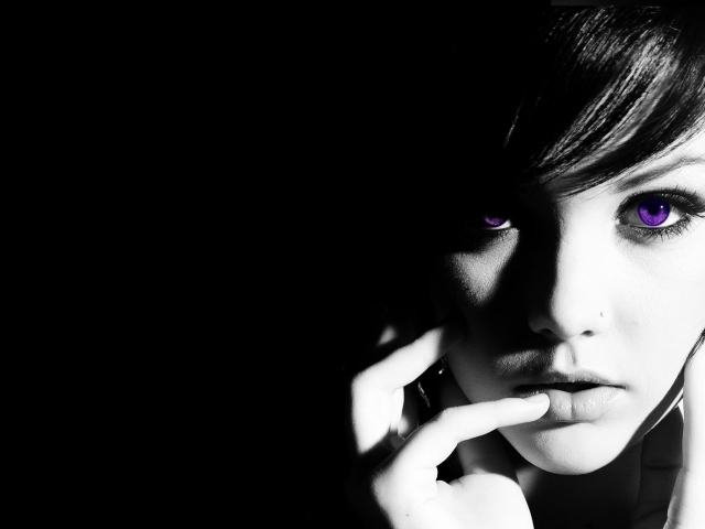 Девушка с черными волосами и фиолетовыми глазами