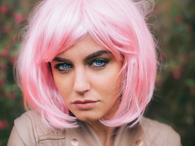 Девушка с голубыми глазами в розовом парике