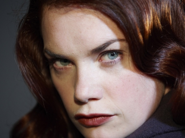 Девушка с каштановыми волосами Рут Уилсон