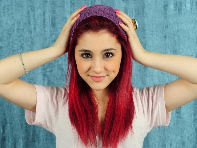 Девушка с красными волосами в сиреневой повязке