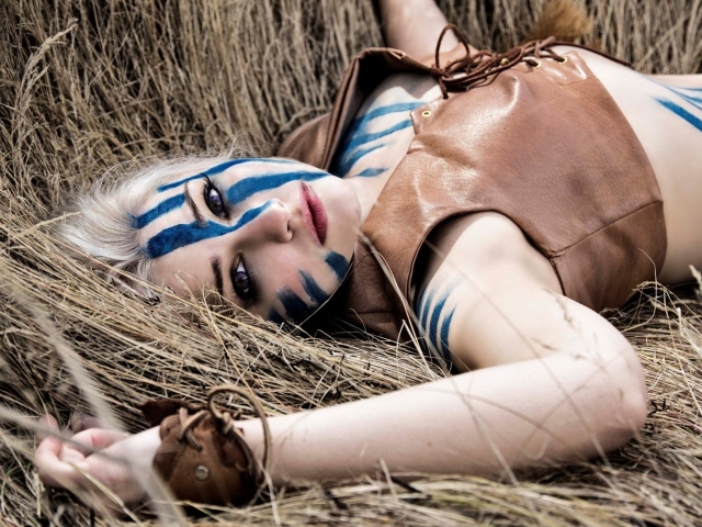 Девушка с синей раскраской на теле