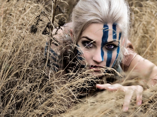 Девушка с синей раскраской на лице