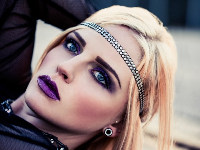 Девушка с фиолетовыми губами