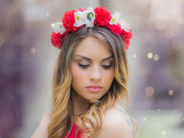 Венок из белых и красных цветов на голове у девушки