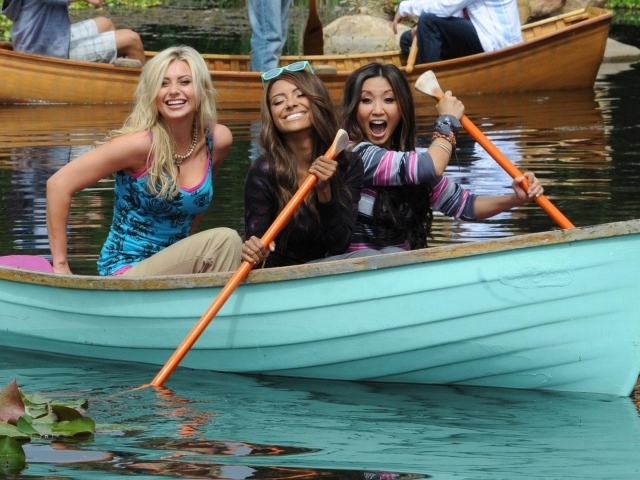Три девушки в голубой лодке