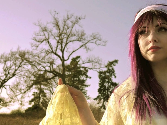 Veela на фоне дерева