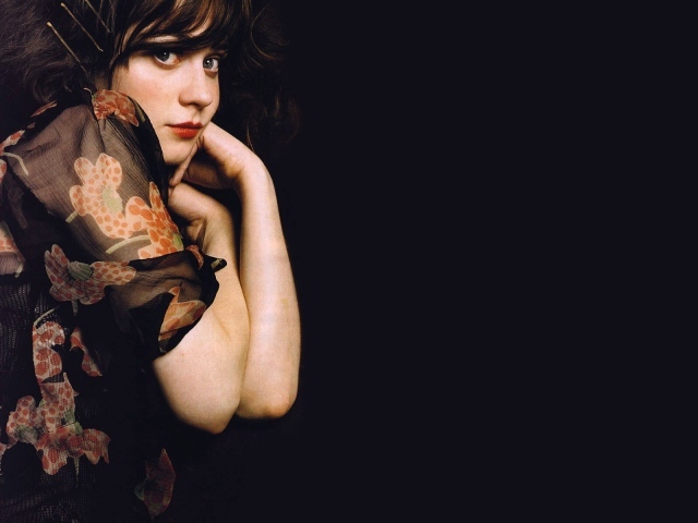 Зоуи Дешанель в платье на черном фоне