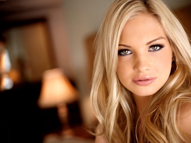 Красивая девушка Franziska Facella