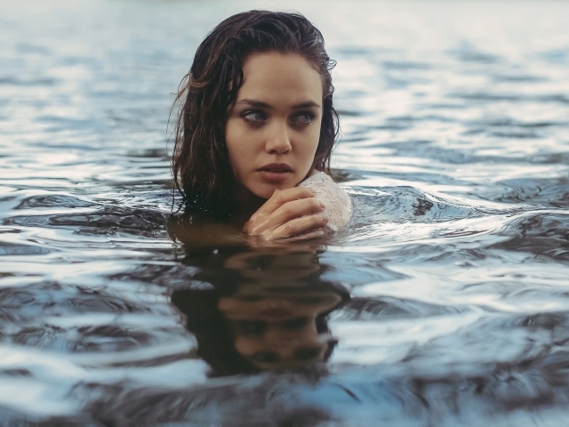 Девушка Aurela Skandaj в воде