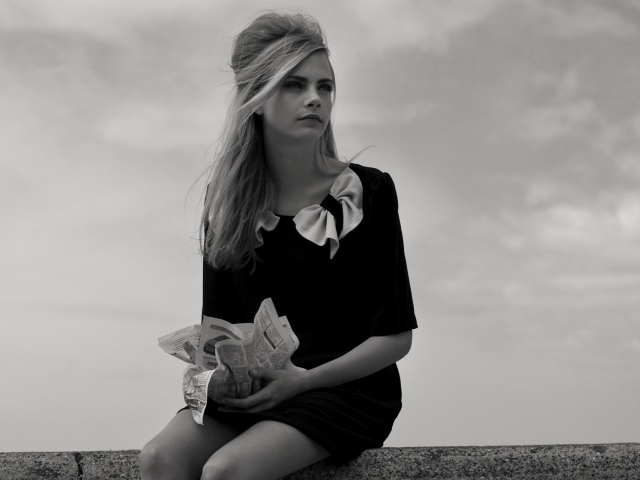 Черно белое фото модели Кара Делевинь