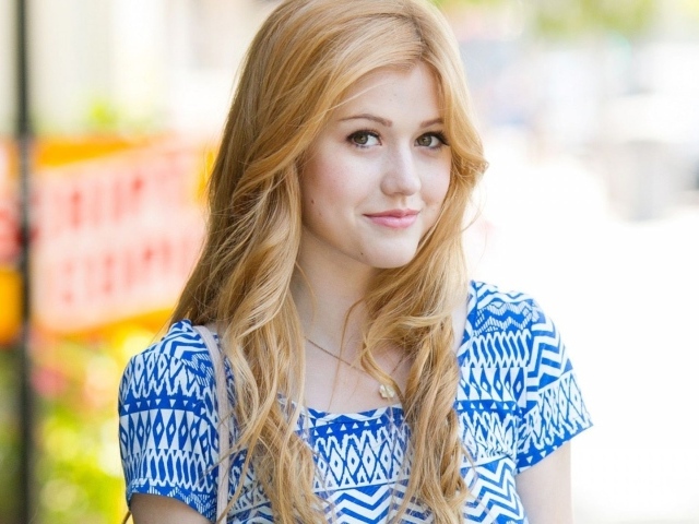 Светловолосая модель Кэтрин Макнамара