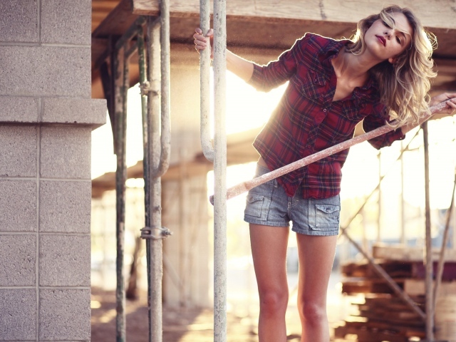 Модель блондинка на строительных лесах