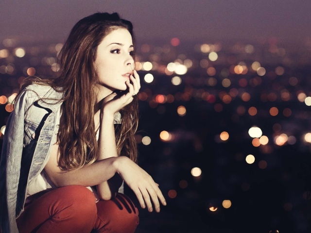 Девушка Лена Майер-Ландрут на фоне огней города