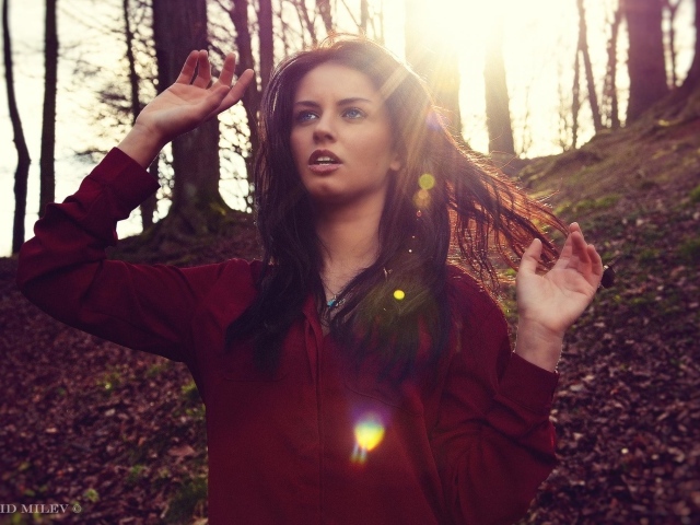 Девушка гуляет по парку, Aurela Skandaj