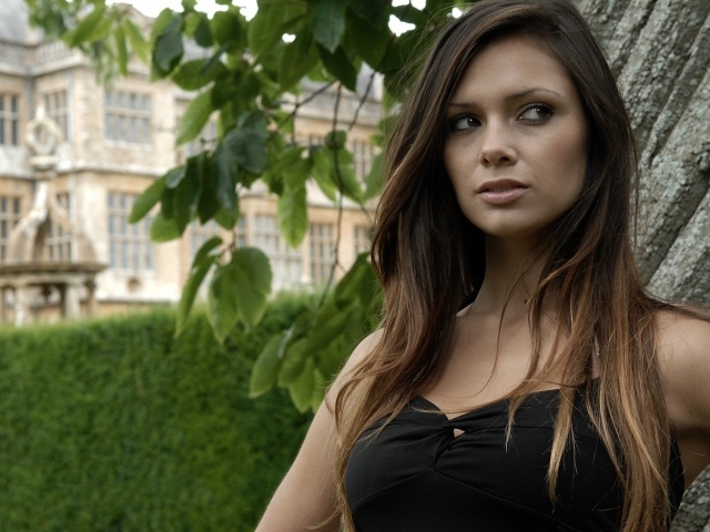 Длинноволосая модель Louisa Marie