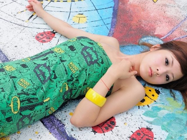 Модель Микако Чанг в зеленом платье