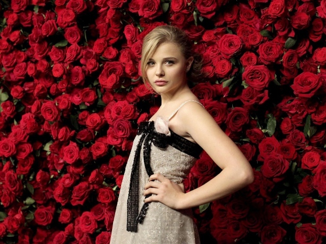Модель Хлоя Грэйс у стены из роз