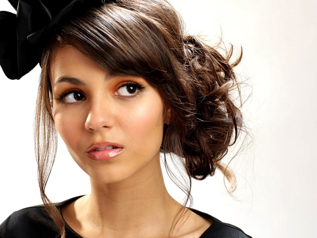 Модель Виктория Джастис с черным бантом в волосах