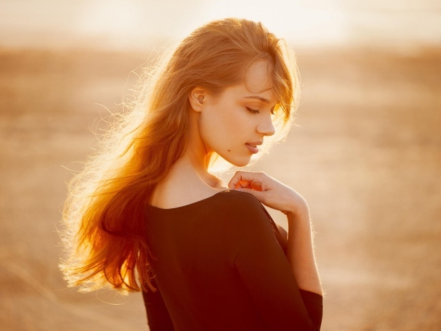 Солнце освещает волосы девушки, фото Анна Неврева