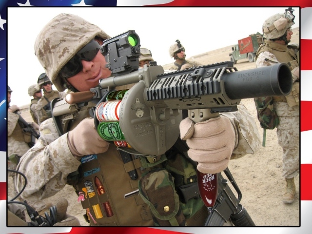 Солдат стреляет пивными бутылками