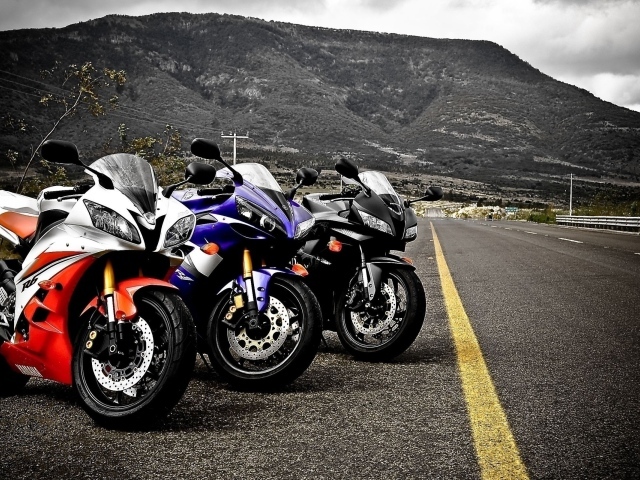 Три мотоцикла на обочине шоссе