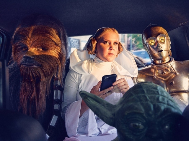 Герои Звездных войн едут в автомобиле