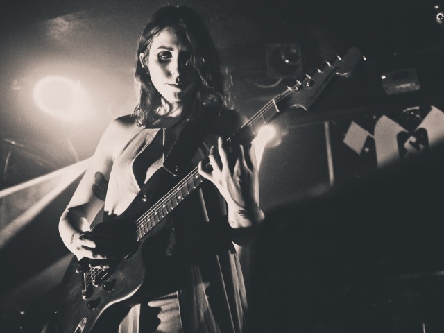 Музыкант Челси Вулф с гитарой